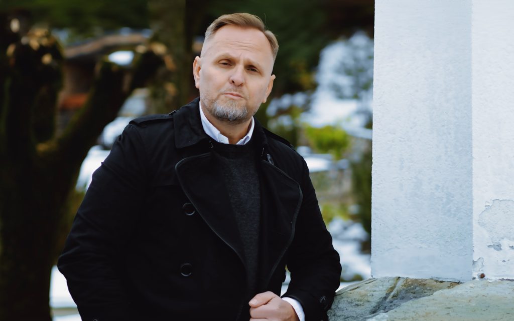 Valon Islamaj prek zemrat me këngën dedikuar “Nënë Terezës”