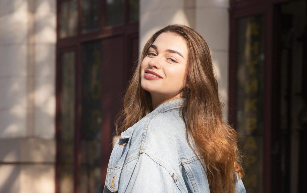 Pse gjithnjë e më shumë njerëz po zgjedhin të jenë beqarë? Dashuria në epokën e lodhjes emocionale