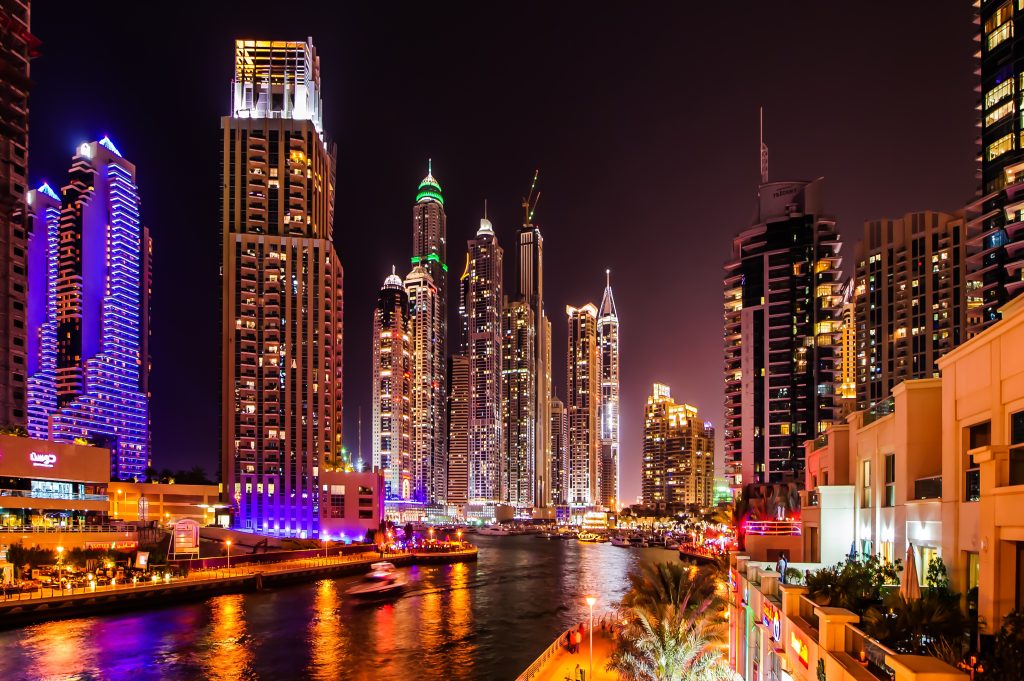 Alarm në Dubai: Raketa iraniane godet zonën luksoze, përfshihet nga flakët një hotel