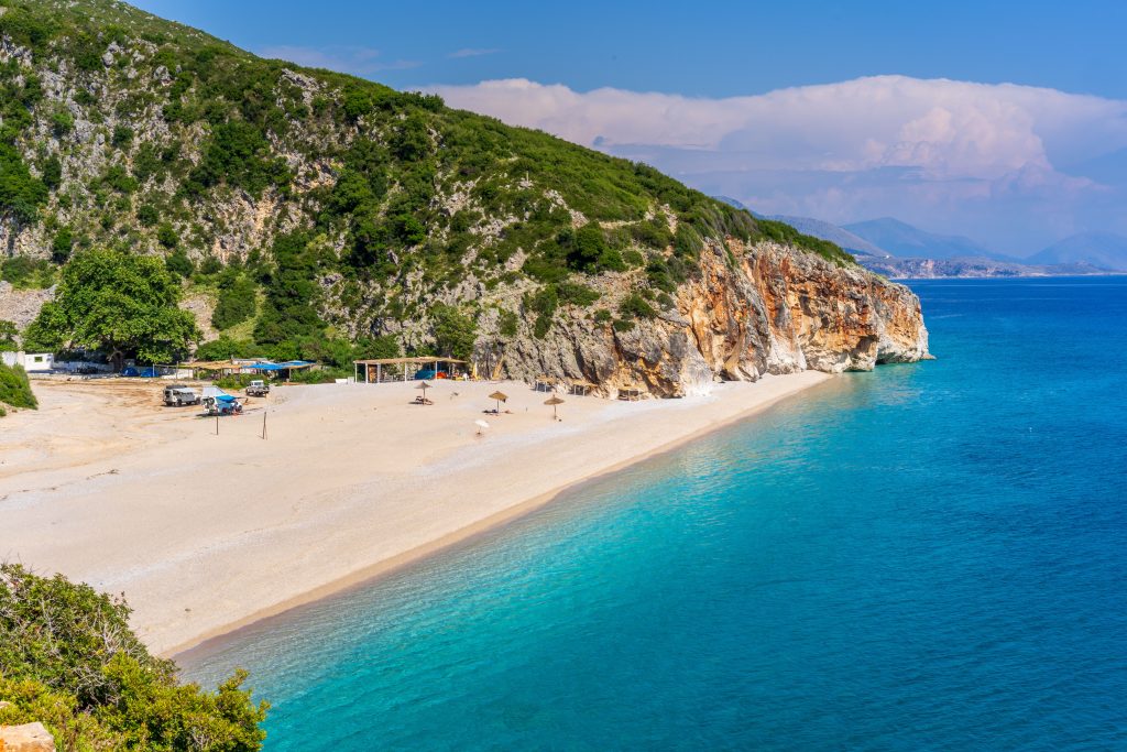 Riviera Shqiptare kryeson mes destinacioneve më të mira për verën 2026