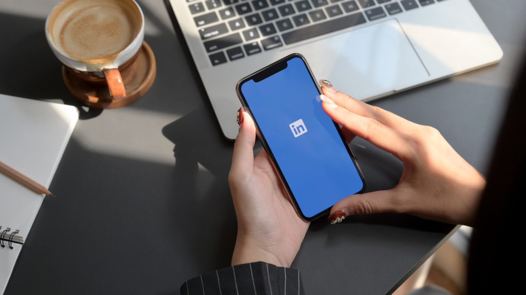 LinkedIn pushon nga puna 875 punonjës, kompania nis riorganizim të madh global? Pse?