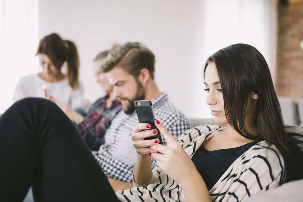 Çfarë thotë psikologjia për personat që rrinë gjithmonë online?
