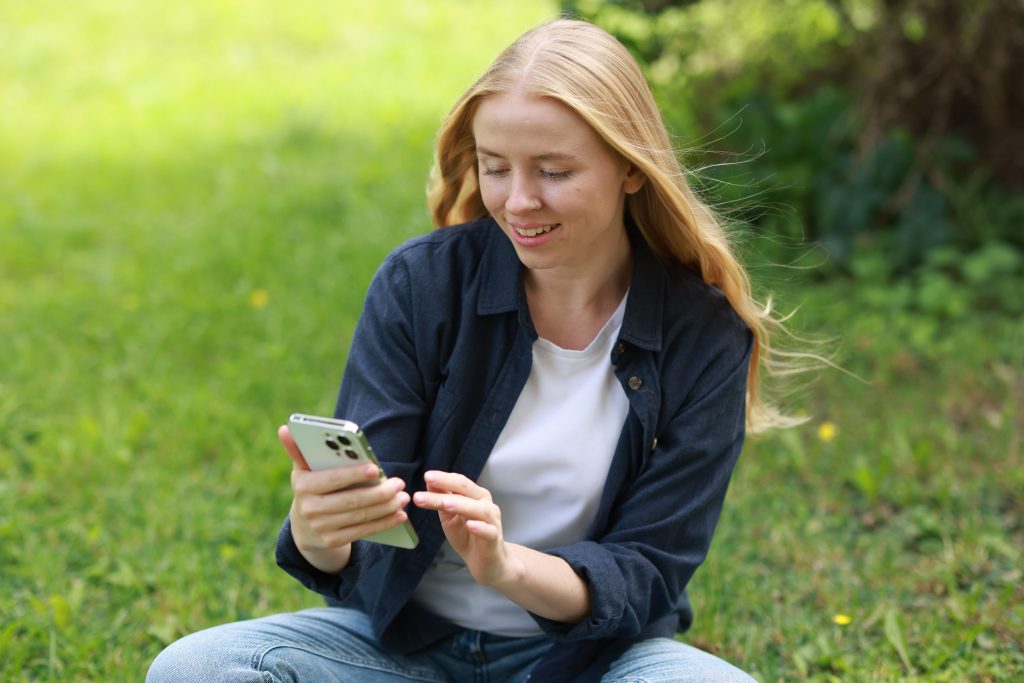 Adoleshentët nuk përgjigjen më në telefon: Mungesë edukate apo trend i ri?