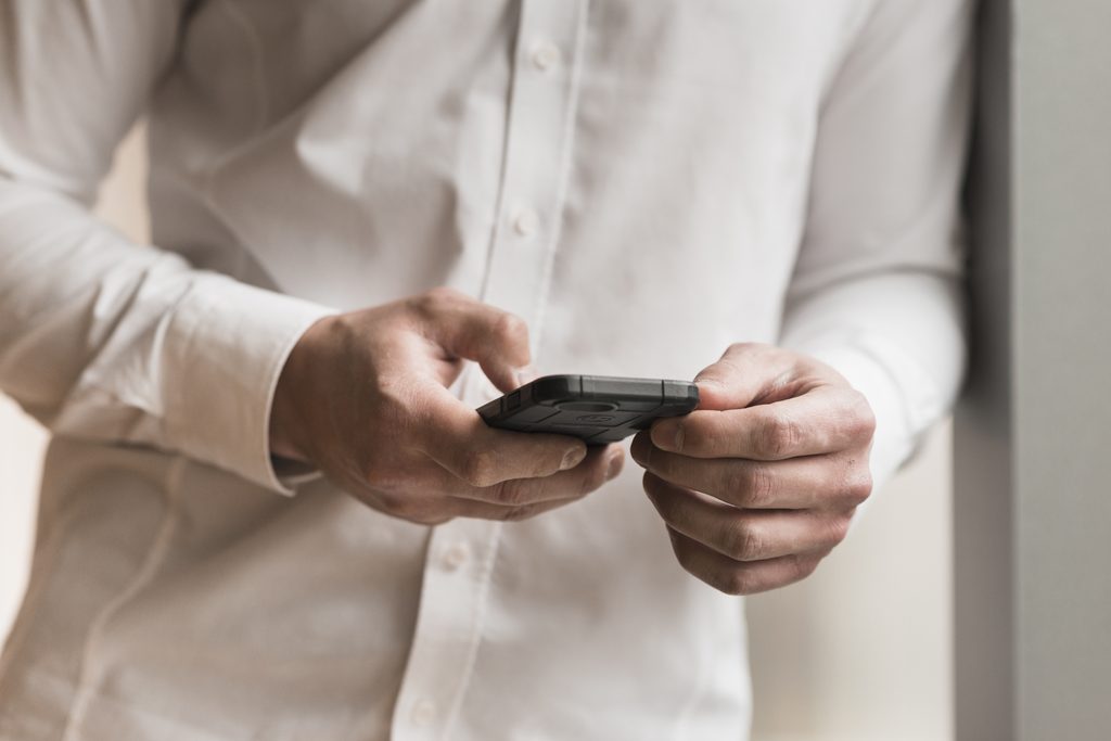 Pse kontrollojmë telefonin edhe kur nuk kemi njoftime?