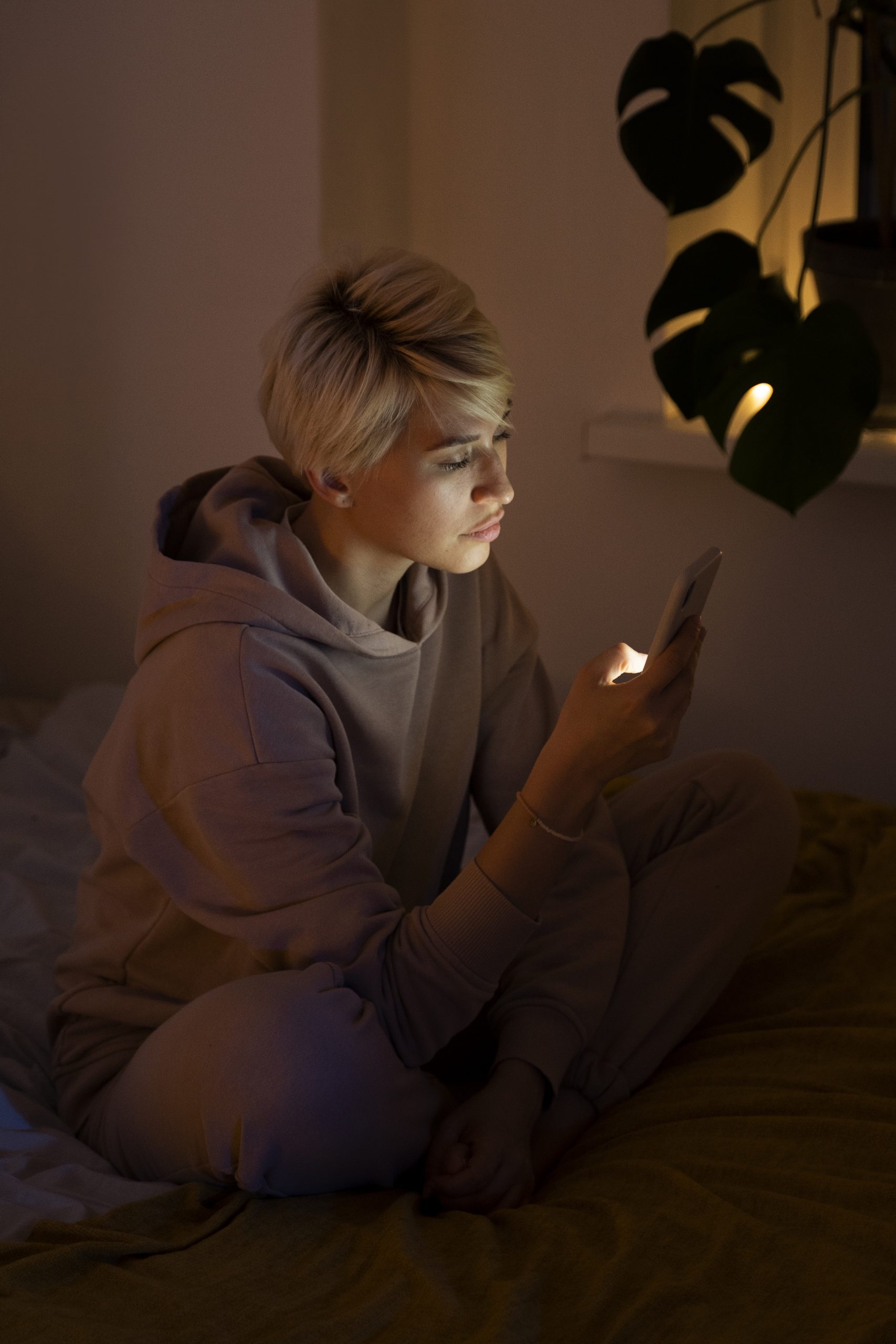Foto nga burimi: Pse rrimë zgjuar me telefon edhe kur jemi të lodhur?